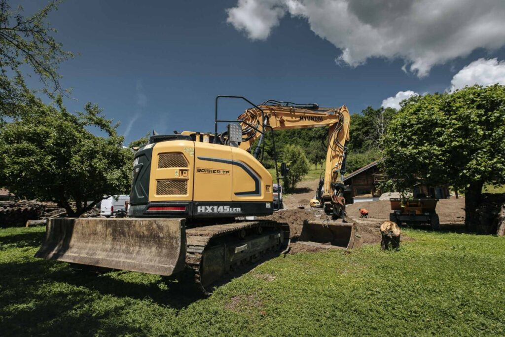 engin de tp sur un chantier de terrassement de maison