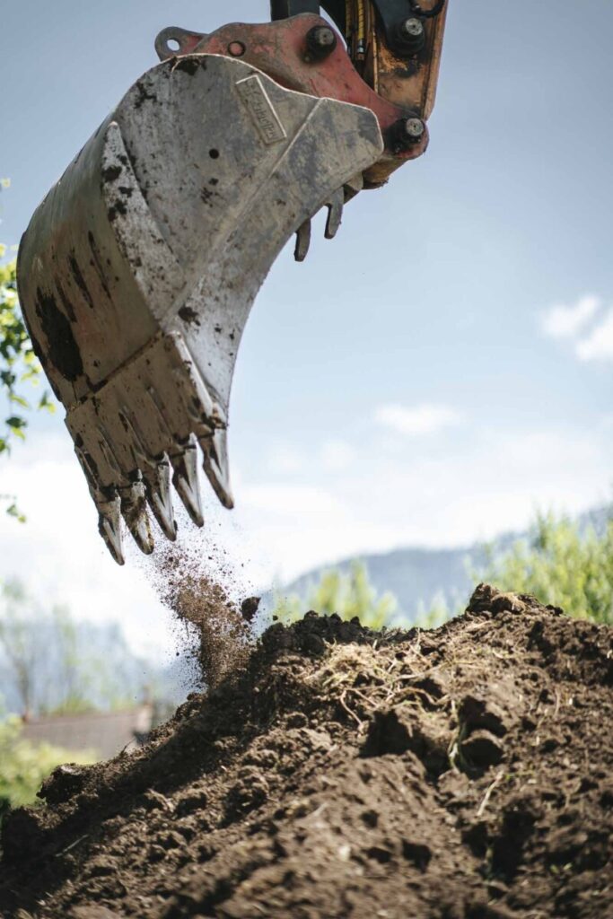 Godet de pelleteuse entrain de poser de la terre