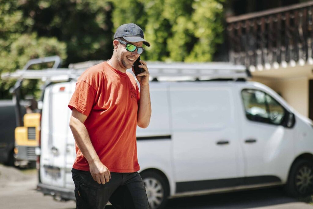 Artisan de l'entreprise Boisier TP entrain de téléphoner