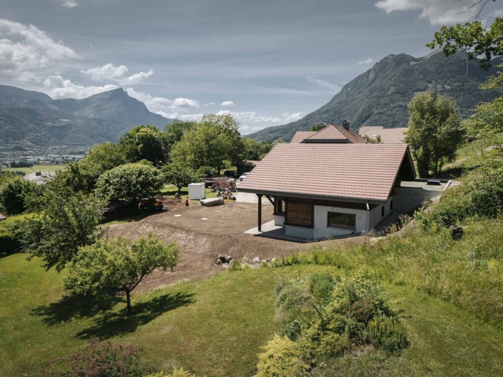 Chantier d'aménagement extérieur d'un chalet en montagne 